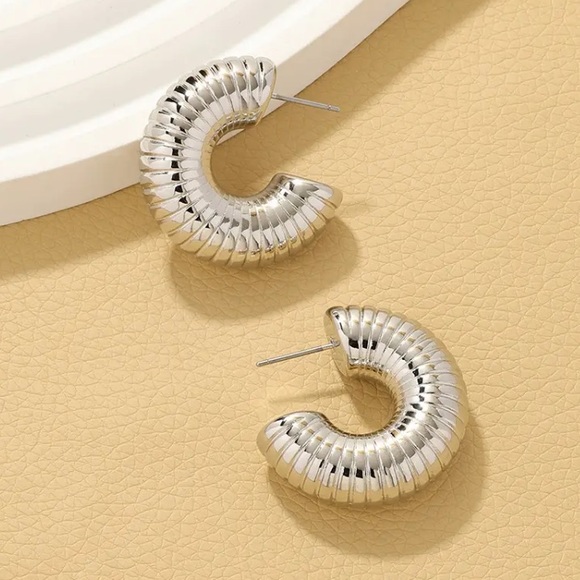 🔵𝟲𝟱%𝗢𝗙𝗙 𝗯𝘂𝗻𝗱𝗹𝗲𝘀 𝟯+🔵 NEW Ribbed Chunky Acrylic Hoop Earrings - Picture 9 of 11